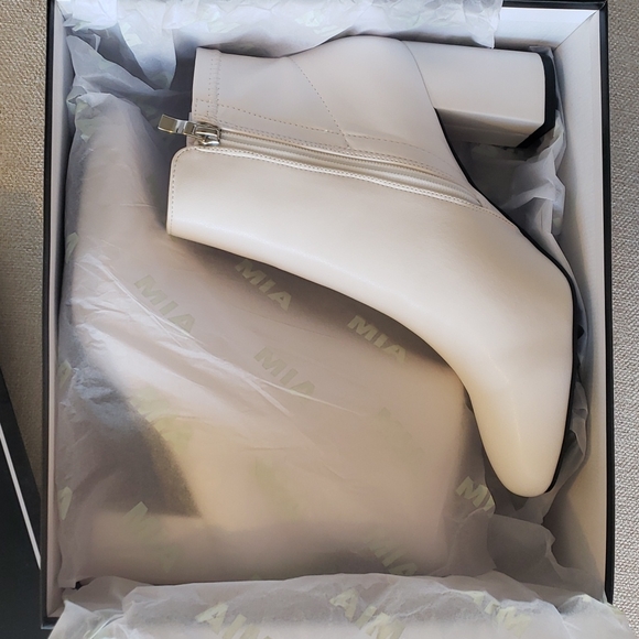 MIA Carla Stretch Bootie - Picture 3 of 9